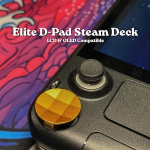 Może przedstawiać: Zbliżenie czarnej konsoli do gier Steam Deck z Elite D-Pad i złotym przyciskiem z diamentowym wzorem. Widoczny tekst "Elite D-Pad Steam Deck LCD & OLED Compatible". Tło przedstawia kolorowy, abstrakcyjny wzór.