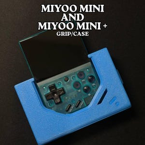 Puede incluir: Una funda protectora azul sujeta una consola de juegos portátil transparente. El dispositivo tiene un mando direccional negro, botones y una pantalla. El texto "MIYOO MINI AND MIYOO MINI + GRIP/CASE" se muestra encima.