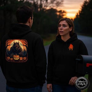 Può includere: Felpe con cappuccio nere con grafiche a tema Halloween. Una presenta un lupo mannaro con zucche, l'altra una silhouette arancione di Bigfoot. Le felpe fanno parte della collezione "Monster & Myth".