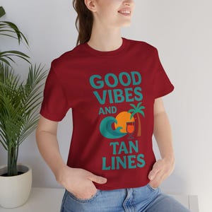 T-shirt Good Vibes and Tan Lines. T-shirt graphique estival rétro pour femme. Chemise de vacances à la plage. Haut unisexe Tropical Vibes