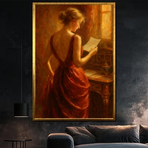 Mujer solitaria y silenciosa con un vestido carmesí profundo sin espalda leyendo una carta junto a una ventana iluminada por el sol en un luminoso interior dorado.