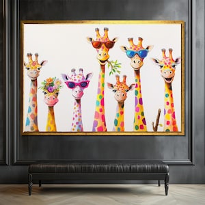 Cuadro en lienzo de una familia de jirafas de acuarela vibrante y divertida con gafas de sol y coronas florales para la decoración de un safari infantil.
