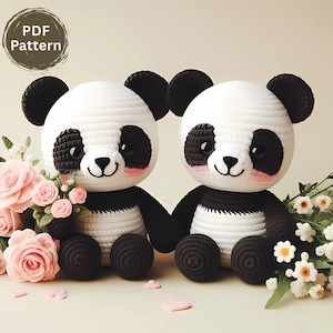 Op de afbeelding: Twee gehaakte pandaberen, een zwart-wit, de andere wit met zwarte accenten, zitten naast elkaar. Beide panda's hebben zwarte ogen en roze wangen. De panda's zitten op een wit oppervlak met roze en witte bloemen op de achtergrond.