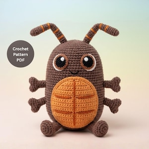 Può includere: Un giocattolo di peluche a forma di insetto marrone all'uncinetto, con grandi occhi espressivi e un design a forma di guscio color tan sulla pancia. Il giocattolo ha braccia e gambe piccole e due antenne con strisce arancioni. Il testo "Crochet Pattern PDF" è incluso.