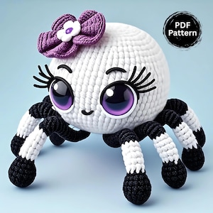 Op de afbeelding: Een gehaakt speelgoed spin met een witte body, zwart-wit gestreepte poten en grote paarse ogen. Het heeft een paarse strik met een witte bloem op het hoofd. De afbeelding bevat een cirkelvormige "PDF Pattern" afbeelding.