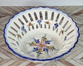 Tigela de cerâmica portuguesa reticulada, pintada à mão, com pedestal e assinada. Vintage.