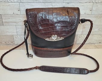 Bolsa de ombro transversal VTG Brighton Classic marrom e preta em couro de crocodilo sintético
