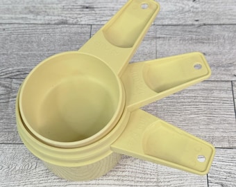 Juego incompleto vintage de 3 vasos medidores apilables Tupperware color amarillo limón, fabricados en EE. UU.