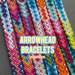 Peut inclure: Plusieurs bracelets fléchés faits à la main, aux couleurs vives. Chaque bracelet présente un motif unique dans des tons de bleu, rose, orange et vert. Le texte "ARROWHEAD BRACELETS" est affiché au centre de l'image.