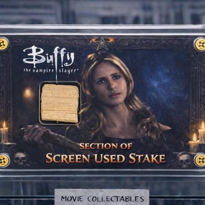 Puede incluir: Artículo de colección de la película Buffy Cazavampiros con una sección de una estaca usada en la pantalla. La imagen incluye un retrato de Buffy, velas y el logotipo del programa. El artículo de colección está en una vitrina transparente.