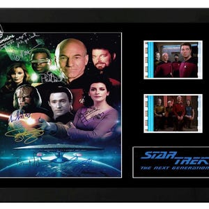 Espositore per film Star Trek The Next Generation, incredibile pezzo da collezione firmato dal cast. Con certificato di autenticità.