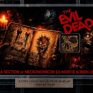 Op de afbeelding: Een filmrekwisietendisplay met afbeeldingen uit "The Evil Dead". Het bevat een afbeelding van de Necronomicon, een brandende kaars en de titel van de film. Afmetingen: 17 cm bij 11 cm.