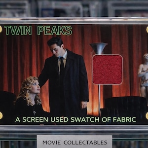 Op scherm gebruikt Twin Peaks-stofstaal – Red Room / Black Lodge Prop Display COA