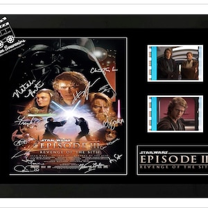 Könnte beinhalten: Gerahmtes Star Wars Episode III: Die Rache der Sith Filmplakat mit Filmstills. Das Poster zeigt Darth Vader und andere Charaktere mit Unterschriften. Der Rahmen ist schwarz mit weißem Rand, und der Text "Screen Souvenirs" ist sichtbar.