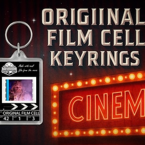 Puede incluir: Un llavero transparente con una celda de película y una imagen de película. El llavero tiene un anillo de metal plateado y un marco de plástico rectangular. El texto "ORIGIINAL FILM CELL KEYRINGS" se muestra arriba. Un letrero de cine está en el fondo.
