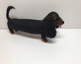 Naald vilten teckel, wolvilt, teckel beeldje, staande hond beeldje, aangepaste hond met vlinderdas, miniatuur teckel.