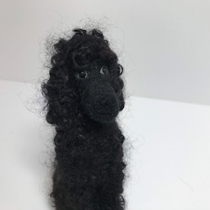 Nadelgefilzter Pudel, Wollfilz, schwarzer Standard Pudel, Figur, sitzender Hund Miniatur, Custom Hund, kleiner sitzender Hund versandfertig!