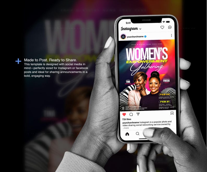 K&ouml;nnte beinhalten: Ein Smartphone zeigt einen Instagram-Beitrag f&uuml;r ein "Women's Empowerment Gathering". Der Beitrag zeigt zwei Frauen, Veranstaltungsdetails und den Text "Made to Post. Ready to Share". Das Telefon wird in Graustufen-H&auml;nden gehalten.