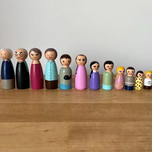 Mother’s Day Gift – Personalized Family Peg Dolls – Hand-Painted Wooden Figures for Moms, Kids & Pets – Unique Mother&#39;s Day Keepsake
