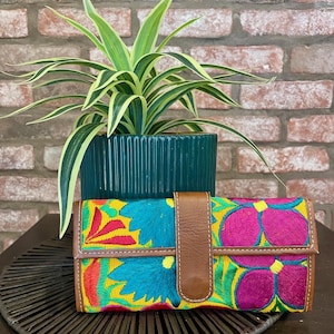 Geräumige Geldbörse/Geldtasche aus Leder und Stickerei mit farbenfrohem Tulum Mexico Design, Reißverschlussfach, Platz für 8 Karten, 4 Fächer