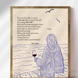 Peut inclure: Une affiche encadrée avec un dessin au trait bleu d'une personne sur un quai, tenant un verre de vin, et un poème sur l'introspection. L'œuvre comprend trois oiseaux et le texte "You won't be able to return...May Aygun."