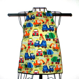 CHILD'S REVERSIBLE APRON Age 2-4 Adjusts for Height Trucks Diggers Bulldozers Construction Vehicles Theme image 1