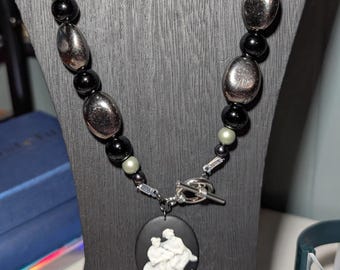 Collar de cuentas en tonos metálicos con cierre frontal Cameo