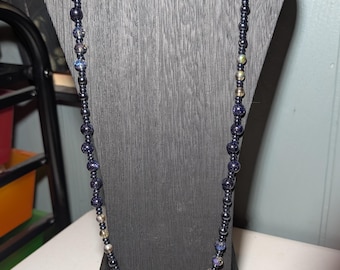 Collar de arenisca azul, hematita y cristal, apto para tallas grandes.