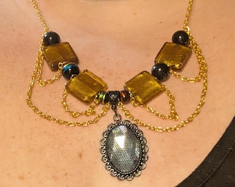 Conjunto de collar y pendientes negros y dorados