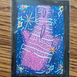 Peut inclure: Illustration colorée d'une main avec une paume et des doigts violets, sur fond bleu foncé parsemé de points blancs. L'œuvre est encadrée d'un bord noir et présente des formes d'éclats d'étoiles et géométriques.