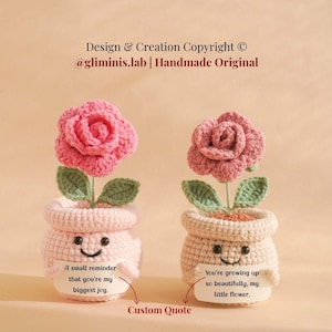 Könnte beinhalten: Zwei gehäkelte Blumentopfpuppen, eine rosa und eine cremefarbene, jede mit einem lächelnden Gesicht und einer gehäkelten Rose. Der rosa Topf hat den Text "Eine kleine Erinnerung, dass du meine größte Freude bist". Der cremefarbene Topf hat den Text "Du wächst so schön auf, meine kleine Blume."