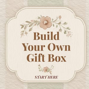Könnte beinhalten: Ein cremefarbenes Schild mit dem Text "Build Your Own Gift Box" in braunen Buchstaben, verziert mit floralen Illustrationen. Die Worte "Start Here" stehen unten. Der Hintergrund hat ein Streifenmuster.