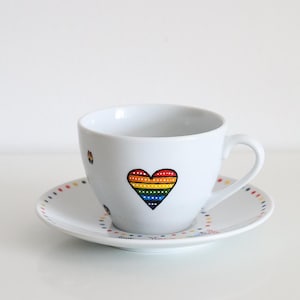 Kubek Queer Pride avec soucoupe - Tasse LGBTQ+ peinte à la main - Cœur arc-en-ciel et mots Artistiques amusants sur le cafe - Cadeau 200 ml