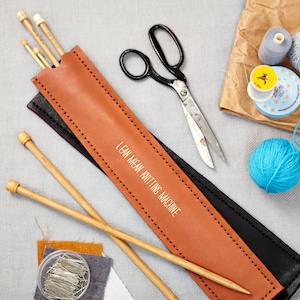 Sticknålshållare, personligt läderfodral - Present till stickare - Personliga lädergåvor