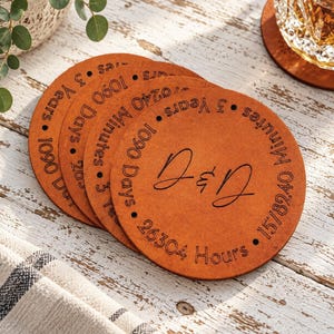 Posavasos de cuero del tercer aniversario con iniciales personalizadas en letra cursiva