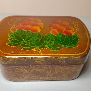 Vintage handbemalte Blumenlack Trinket Box Red Interior, asiatisch inspirierte Andenken Schmuckschatulle