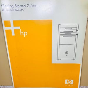 Puede incluir: Una "Guía de inicio" blanca y naranja para un PC doméstico HP Pavilion. La guía presenta el logotipo de HP y un dibujo lineal de una torre de ordenador. La palabra "hp" es blanca sobre un fondo naranja.