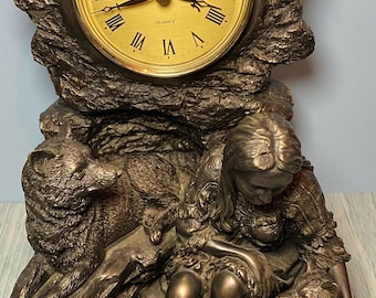 Relógio de mesa raro da Coleção Juliana, com figura de uma menina nativa americana com lobos (não funciona).