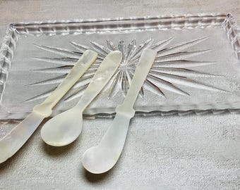 Juego de cuchara y esparcidor de caviar de nácar vintage de 1960 con bandeja de cristal con diseño de rayos de sol.