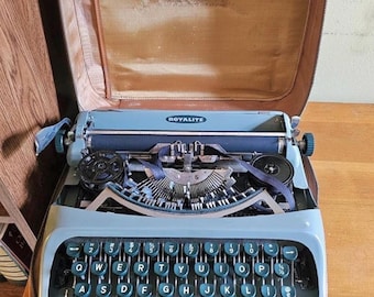Vintage Royalite Portable Typewriter with Case – 1960s Mid-Century Modern Charm
