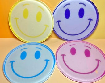 Vintage jaren 90 pastel acryl smiley onderzetters mat set van 4 met doorzichtige houder