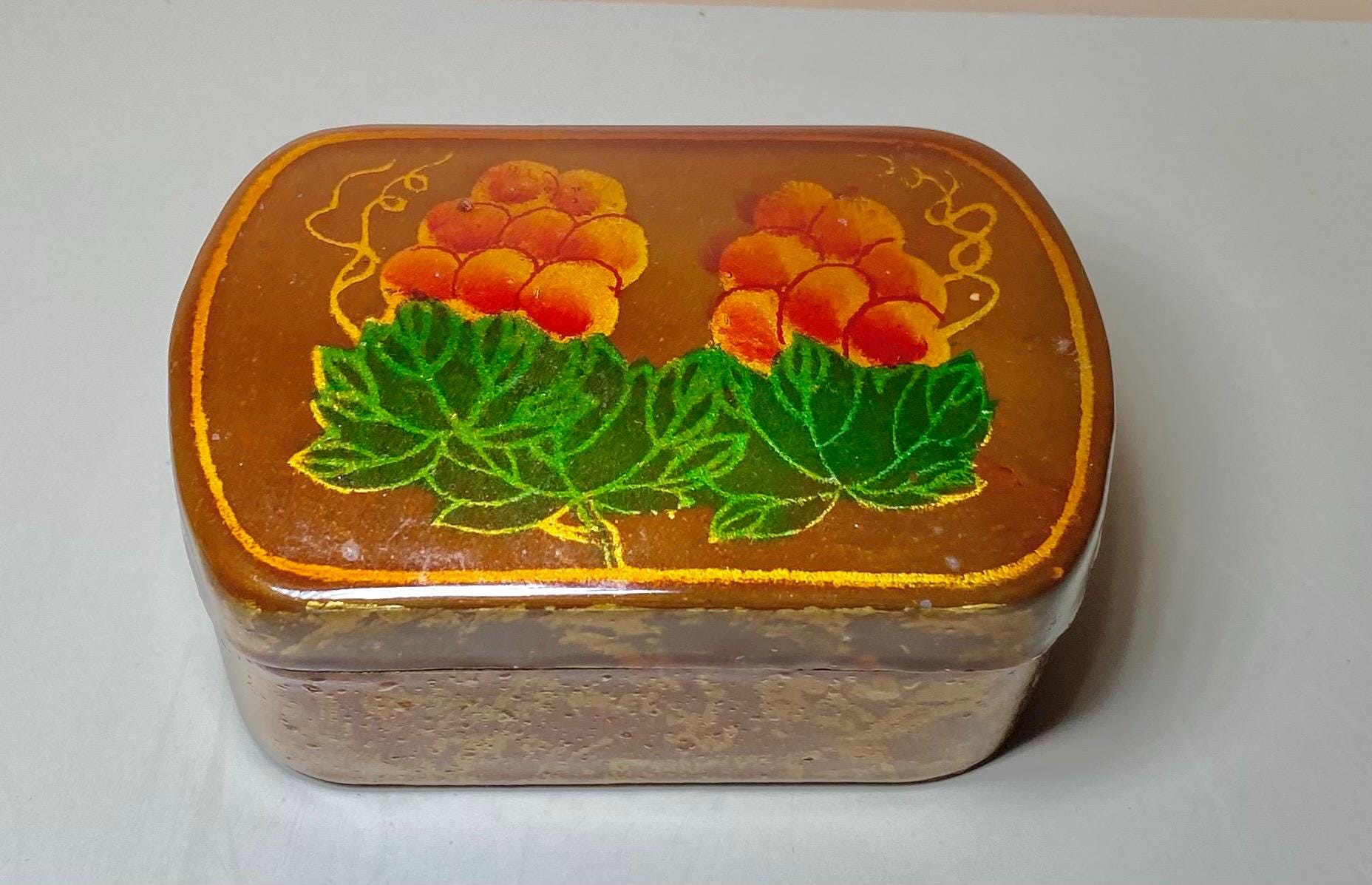 ヴィンテージ手描き花柄漆小物入れ、内側は赤、アジア風の記念品