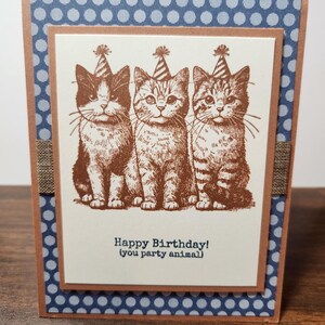 Carte de voeux faite main de chat d'animal de fête de joyeux anniversaire