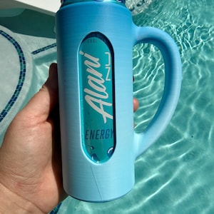 Puede incluir: Una taza de cer&aacute;mica blanca con un dise&ntilde;o floral colorido. La taza presenta una variedad de flores en tonos rosa, morado y amarillo, con hojas verdes. El asa tambi&eacute;n es blanca.