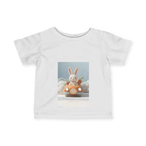 Happy Bunny Car Infant Tee, Cute Baby T-shirt, Wiosenny Top dla Malucha, Prezent Wielkanocny, Urocze Ubranka dla Dzieci