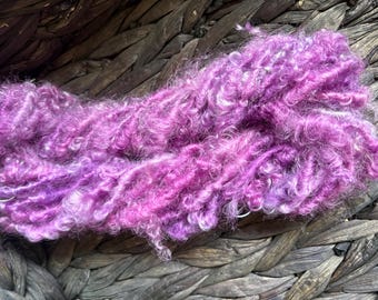 Fil mohair artistique filé à la main, noué et teint à la main, épais et lourd, 14 yards (12,7 m).