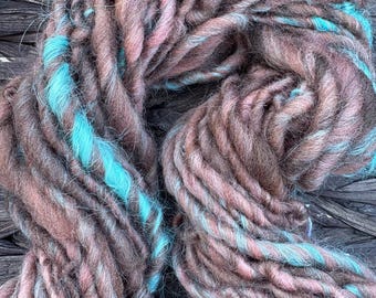 Fil artistique filé à la main : mérinos brun, mèches en mohair (50 mètres)