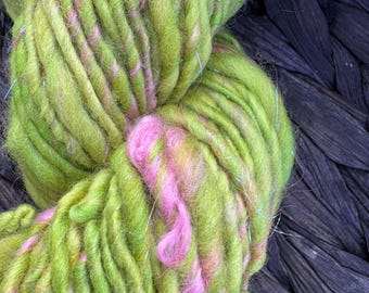 Fil artistique filé à la main : mérinos vert, mèches de mohair roses, (80 mètres)