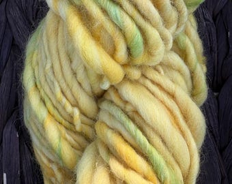 Fil artistique filé à la main : mérinos jaune, mèches de mohair vert (56 mètres)