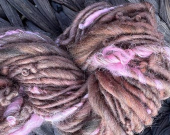 Fil artistique filé à la main : mérinos brun, mèches de mohair roses, (70 mètres)
